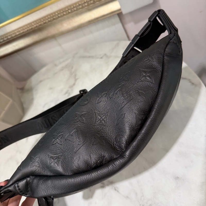 LV 黑牛皮壓紋Discovery PM黑釦胸口腰包M46036-5