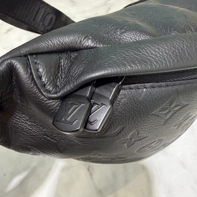 LV 黑牛皮壓紋Discovery PM黑釦胸口腰包M46036-6