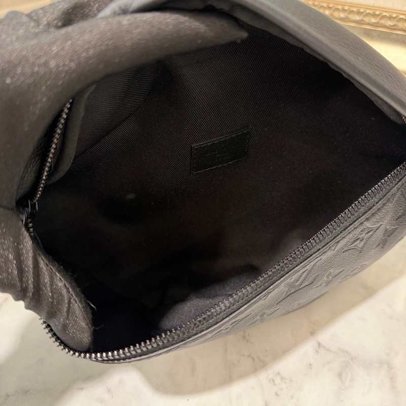 LV 黑牛皮壓紋Discovery PM黑釦胸口腰包M46036-8