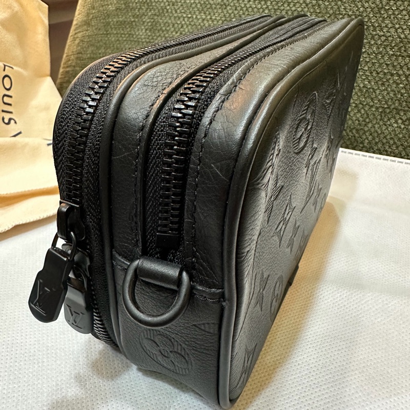 LV Alpha Monogram Shadow牛皮黑色小包 M82544-2