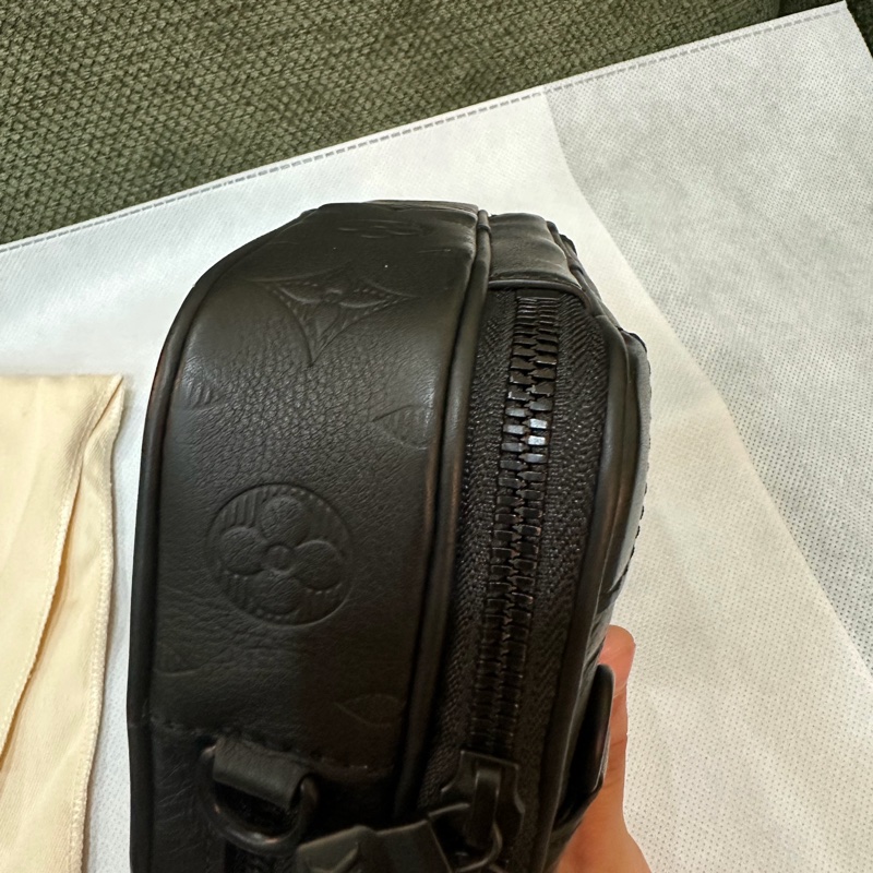 LV Alpha Monogram Shadow牛皮黑色小包 M82544-6