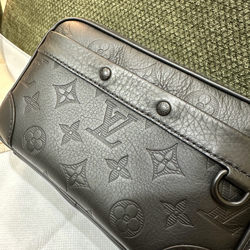 LV Alpha Monogram Shadow牛皮黑色小包 M82544-9