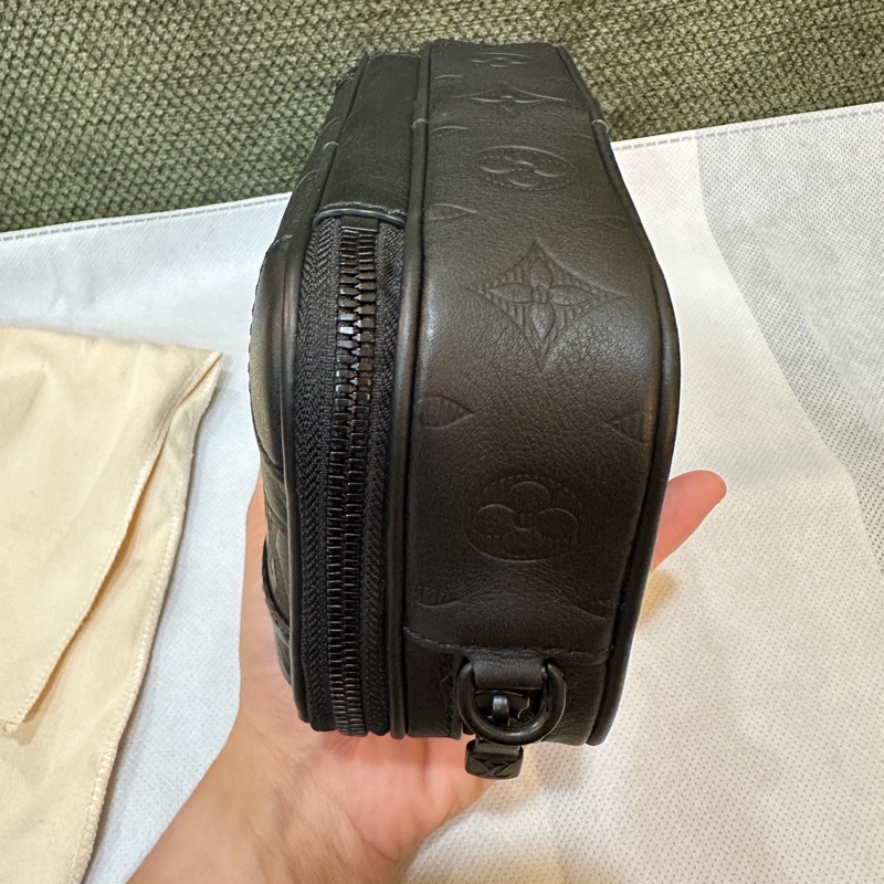 LV Alpha Monogram Shadow牛皮黑色小包 M82544-14