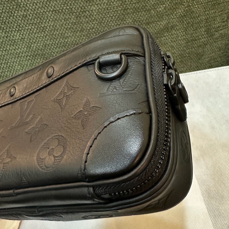 LV Alpha Monogram Shadow牛皮黑色小包 M82544-16