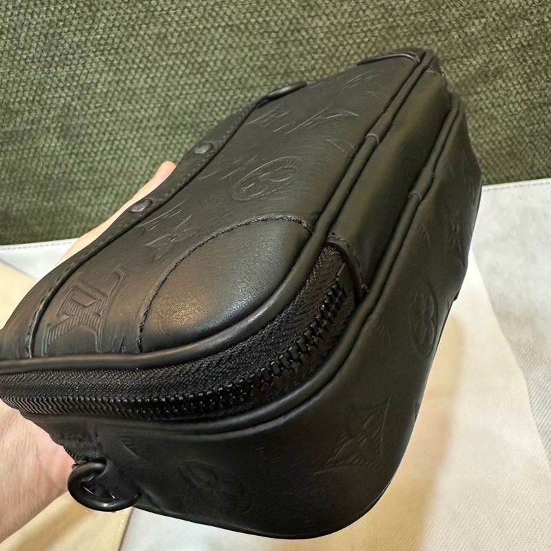 LV Alpha Monogram Shadow牛皮黑色小包 M82544-17