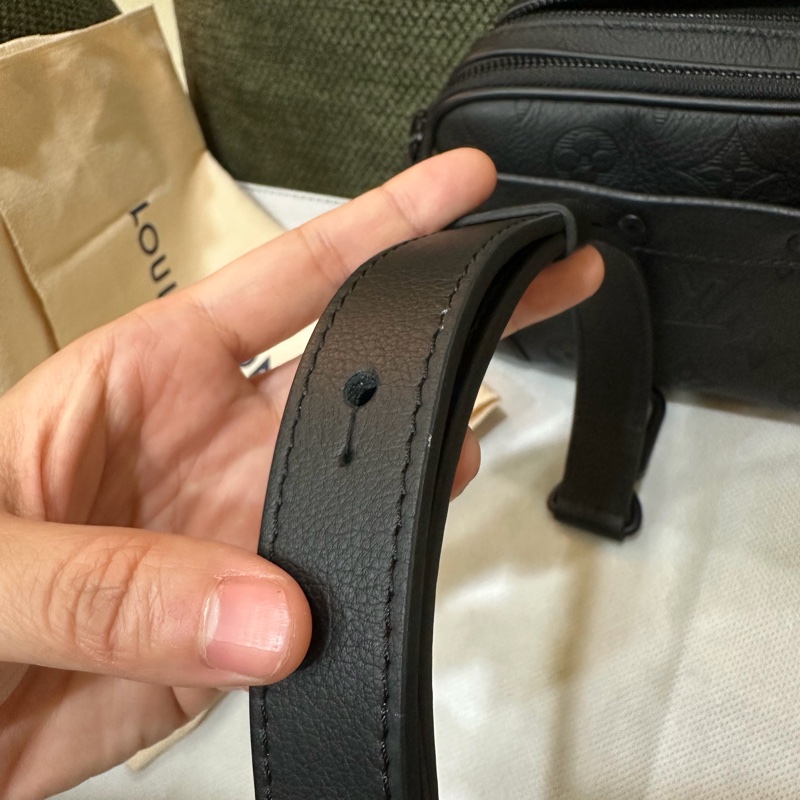 LV Alpha Monogram Shadow牛皮黑色小包 M82544-23