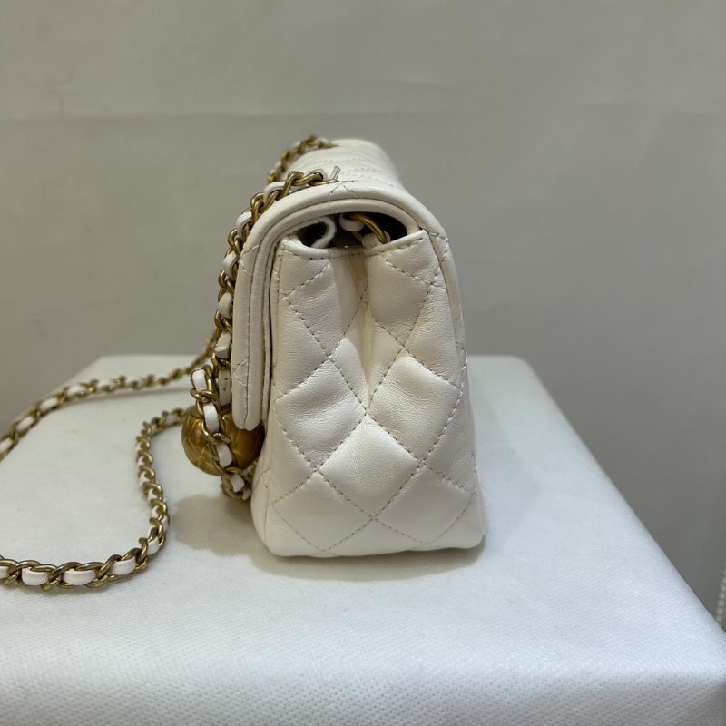 CHANEL 白羊皮金球方胖-1