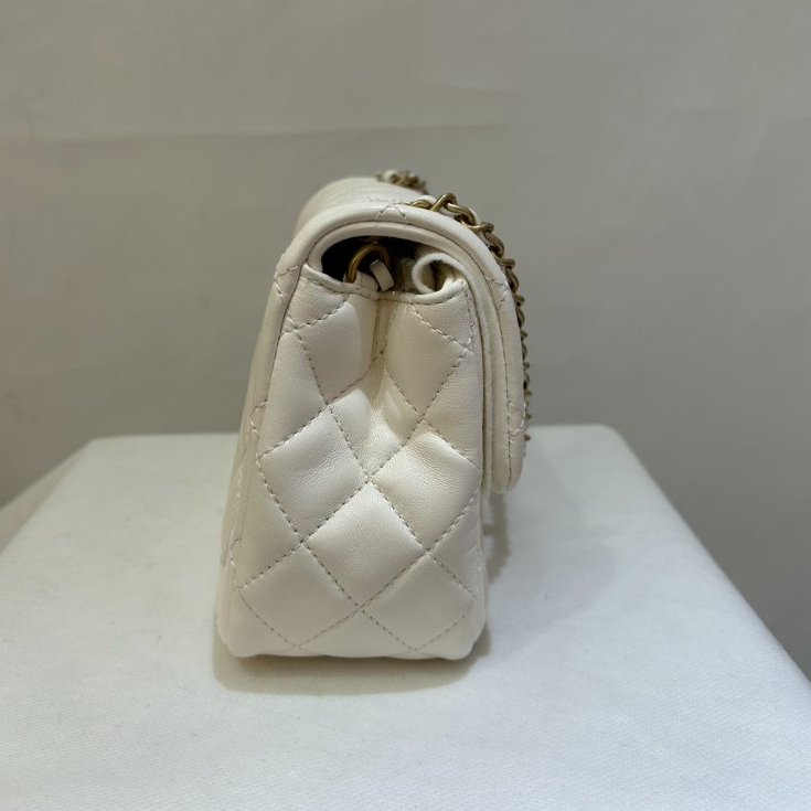CHANEL 白羊皮金球方胖-3