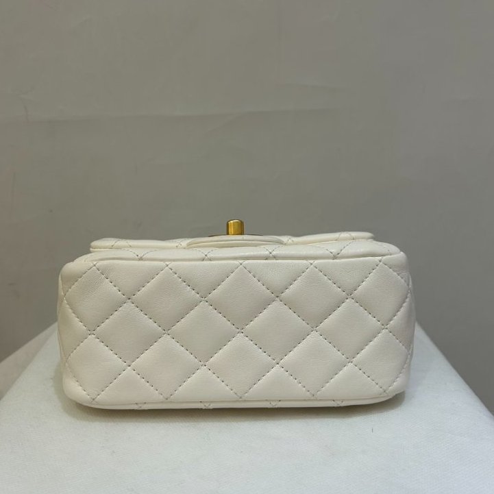 CHANEL 白羊皮金球方胖-4