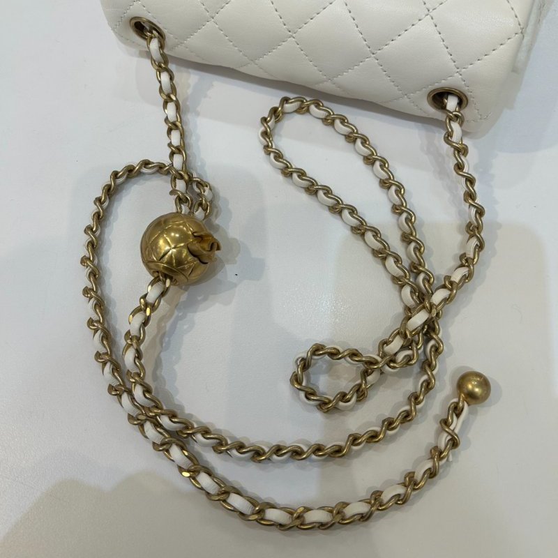 CHANEL 白羊皮金球方胖-8