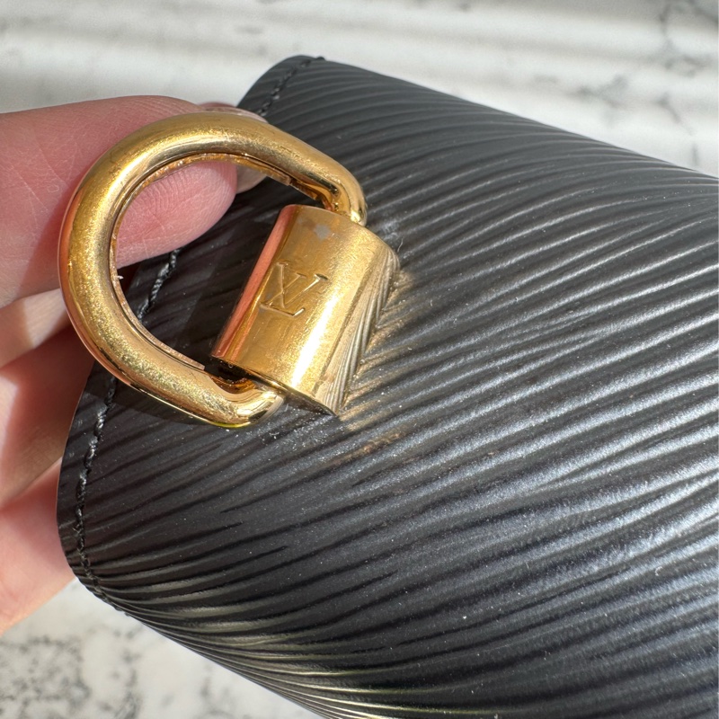 LV M59411黑色Epi金銀旋轉釦手提兩用包-14