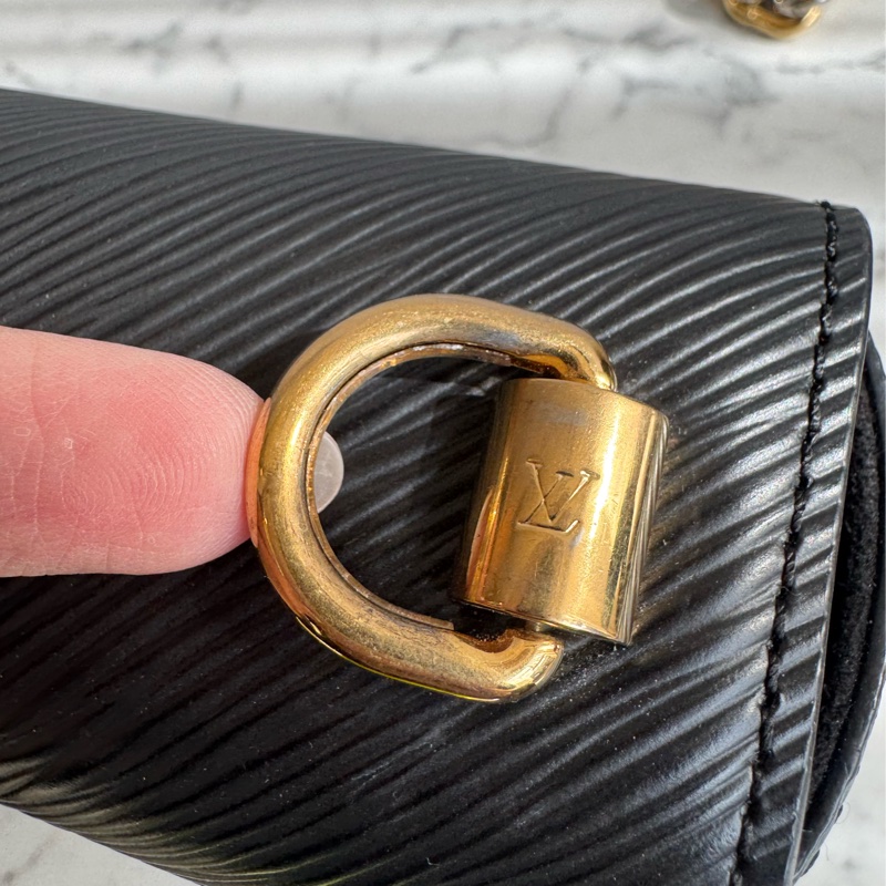 LV M59411黑色Epi金銀旋轉釦手提兩用包-15