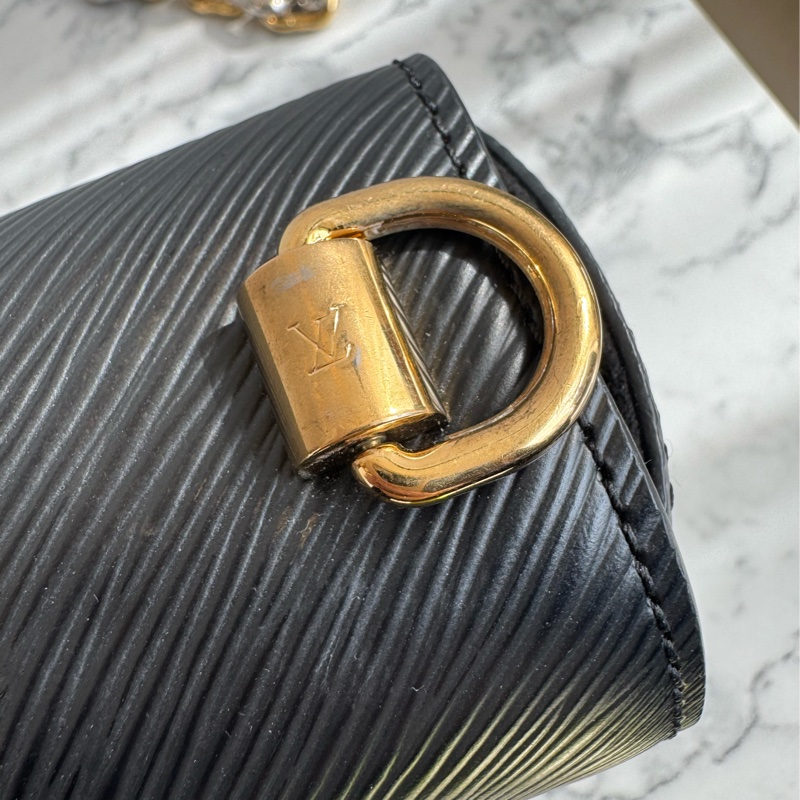 LV M59411黑色Epi金銀旋轉釦手提兩用包-16