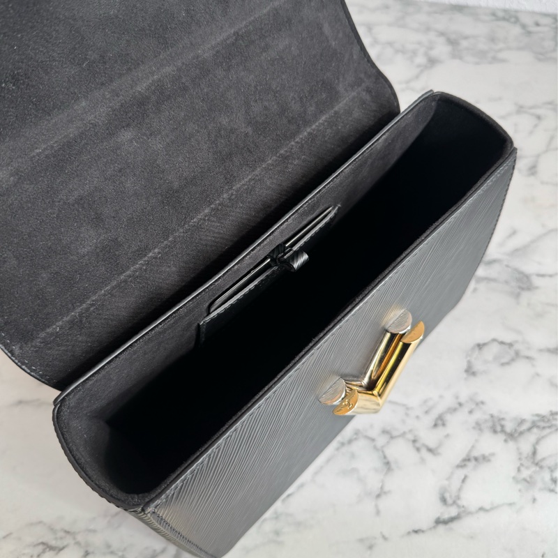 LV M59411黑色Epi金銀旋轉釦手提兩用包-24