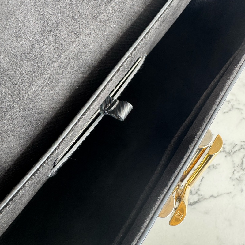 LV M59411黑色Epi金銀旋轉釦手提兩用包-25