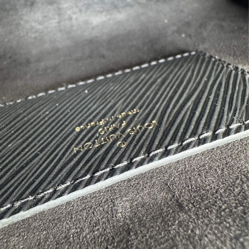 LV M59411黑色Epi金銀旋轉釦手提兩用包-32