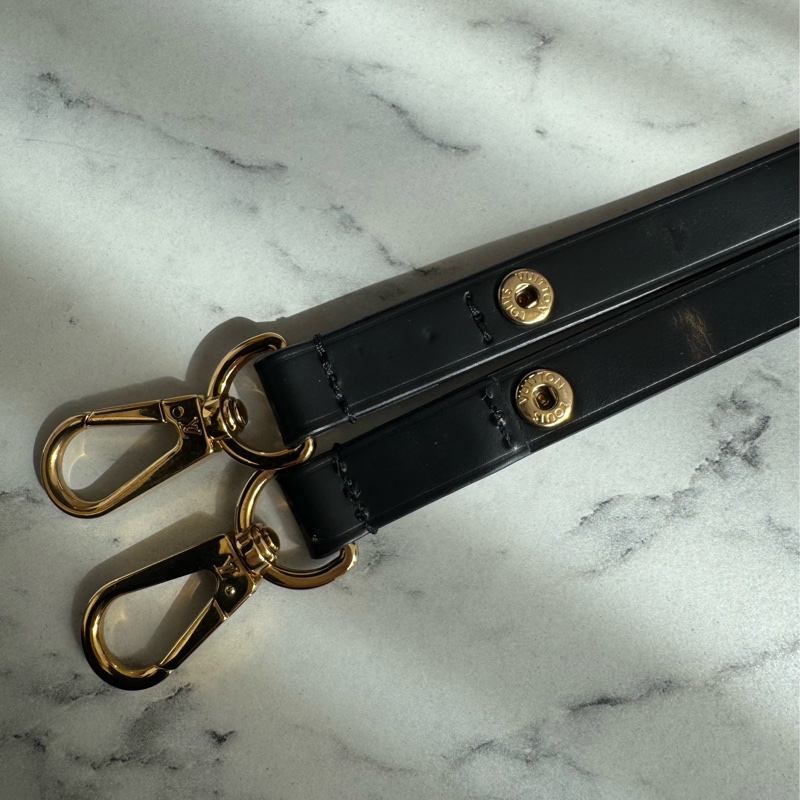 LV M59411黑色Epi金銀旋轉釦手提兩用包-48