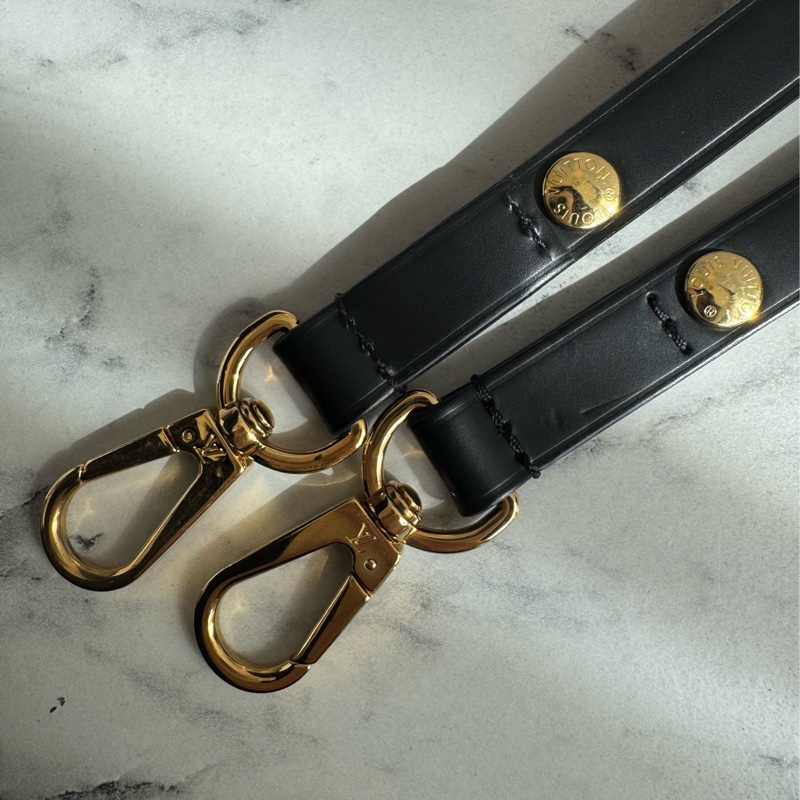 LV M59411黑色Epi金銀旋轉釦手提兩用包-49