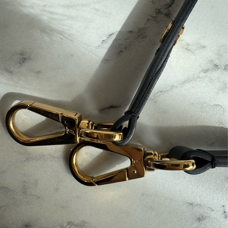 LV M59411黑色Epi金銀旋轉釦手提兩用包-50