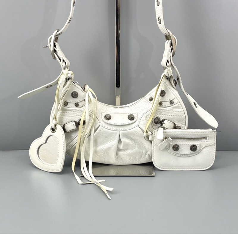 【辣妹必備😍經典Y2K】Balenciaga巴黎世家白色Le Cagole Xs細紋羊皮革 餃子包|機車包|半月包|月牙包|單肩包|斜挎包-1
