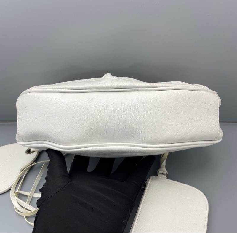 【辣妹必備😍經典Y2K】Balenciaga巴黎世家白色Le Cagole Xs細紋羊皮革 餃子包|機車包|半月包|月牙包|單肩包|斜挎包-4