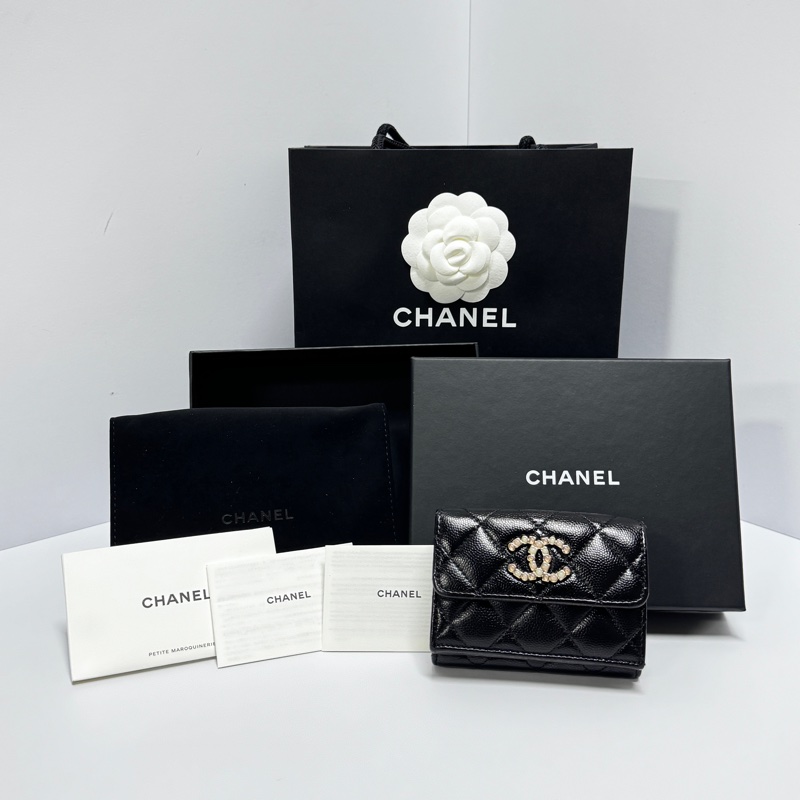 【超級新|最新晶片款🎁】 Chanel 荔枝牛皮 珍珠琺瑯釦 三折短夾-3