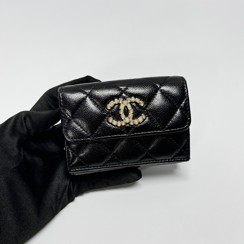 【超級新|最新晶片款🎁】 Chanel 荔枝牛皮 珍珠琺瑯釦 三折短夾-4