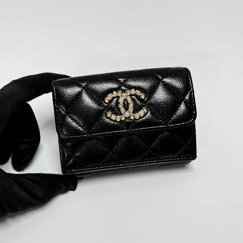 【超級新|最新晶片款🎁】 Chanel 荔枝牛皮 珍珠琺瑯釦 三折短夾-5