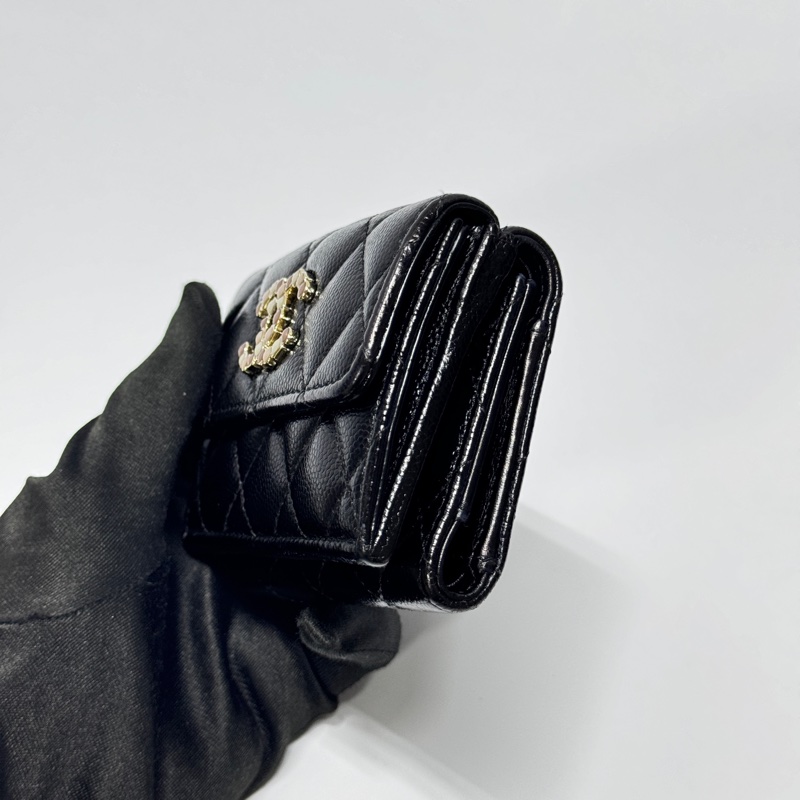 【超級新|最新晶片款🎁】 Chanel 荔枝牛皮 珍珠琺瑯釦 三折短夾-8