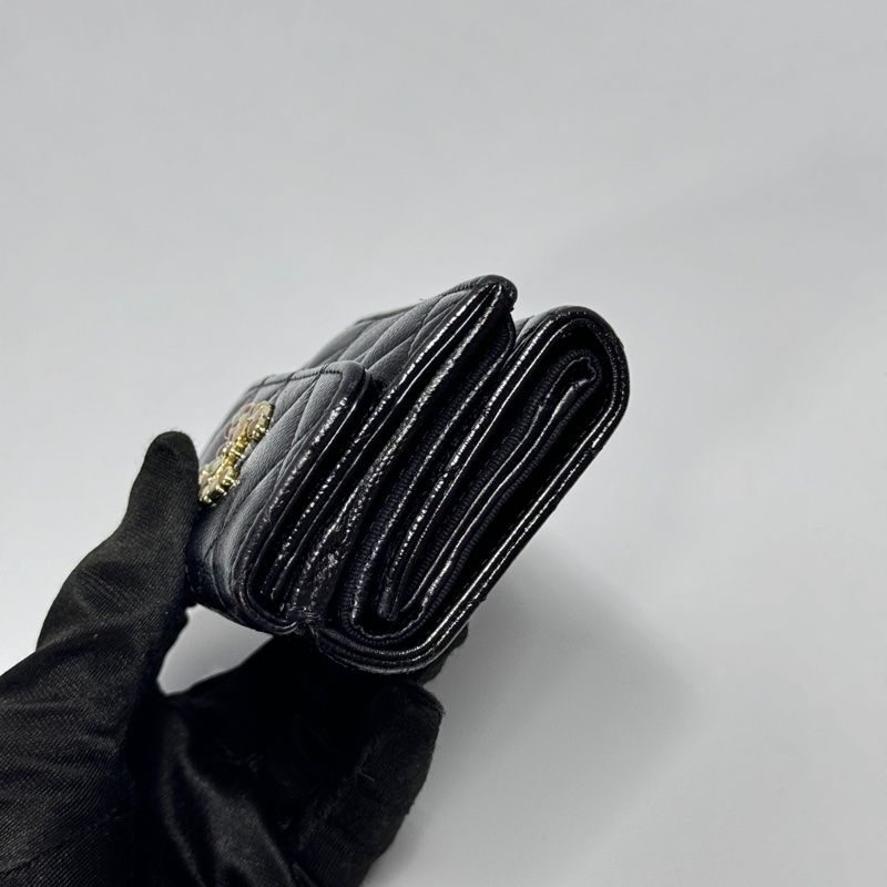 【超級新|最新晶片款🎁】 Chanel 荔枝牛皮 珍珠琺瑯釦 三折短夾-9