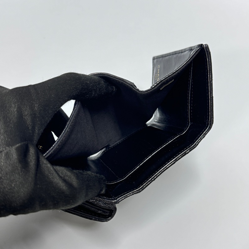 【超級新|最新晶片款🎁】 Chanel 荔枝牛皮 珍珠琺瑯釦 三折短夾-15