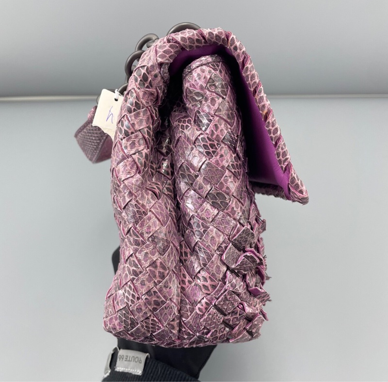 【獨特超美😍全網獨家】BV葡萄紫蛇皮鏈條晚宴腋下包 蛇皮款編織-5