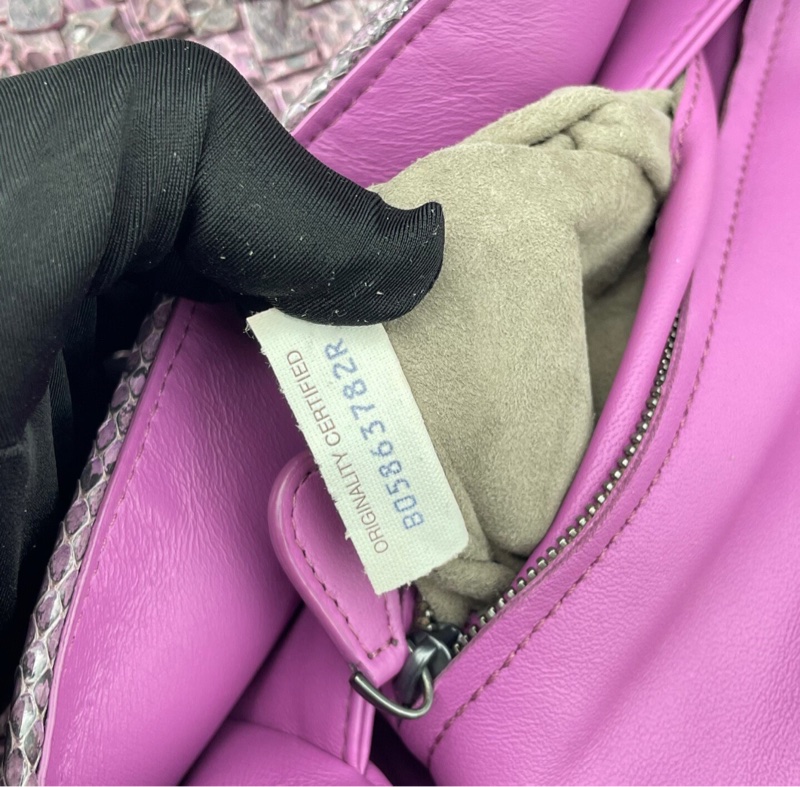 【獨特超美😍全網獨家】BV葡萄紫蛇皮鏈條晚宴腋下包 蛇皮款編織-9