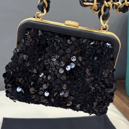 芯片款 Chanel黑金蝴蝶結亮片蛙口包-1