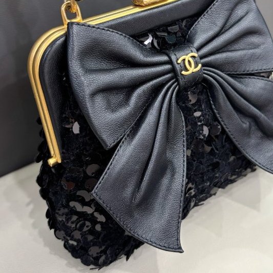 芯片款 Chanel黑金蝴蝶結亮片蛙口包-2