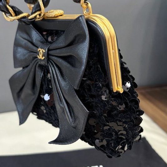 芯片款 Chanel黑金蝴蝶結亮片蛙口包-3