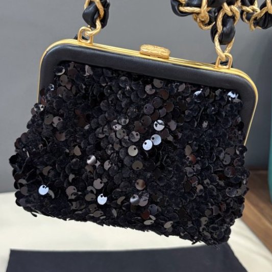 芯片款 Chanel黑金蝴蝶結亮片蛙口包-6