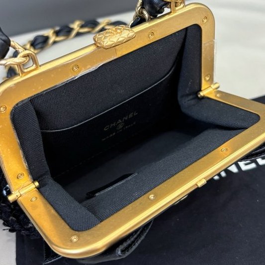 芯片款 Chanel黑金蝴蝶結亮片蛙口包-8