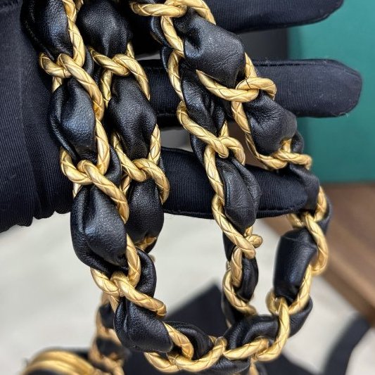 芯片款 Chanel黑金蝴蝶結亮片蛙口包-9