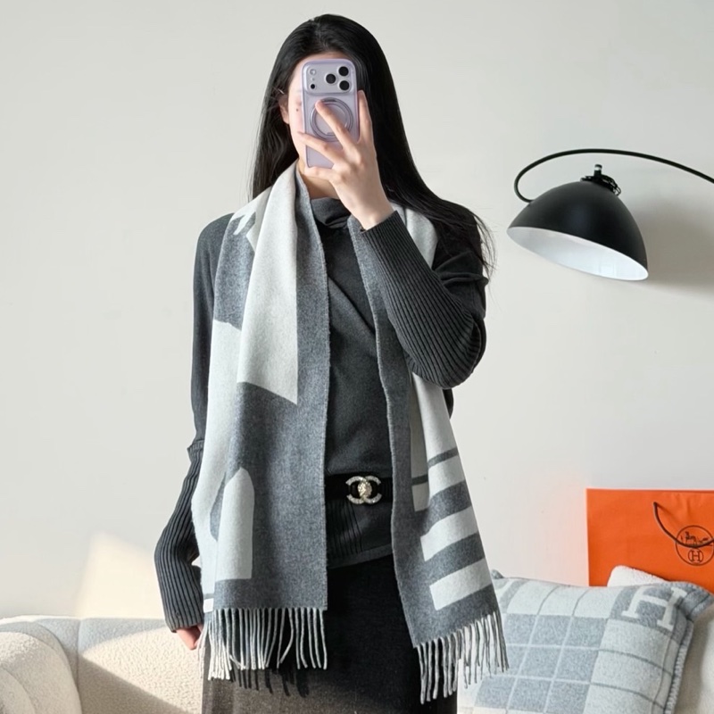 現貨商品 近新商品 閒置品 Hermes 經典馬年必備灰色雙頭馬圍巾-0
