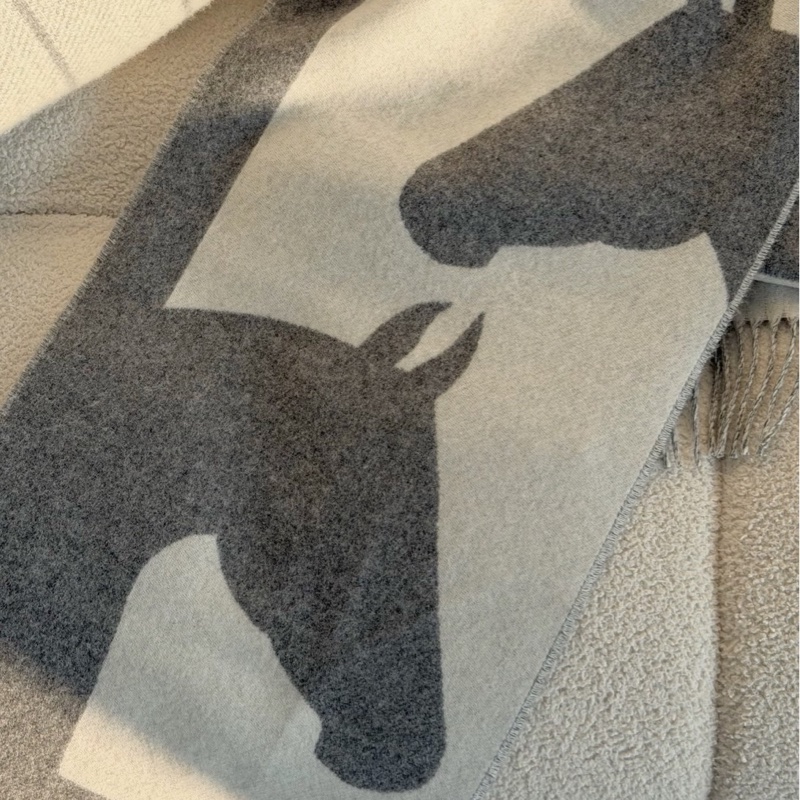 現貨商品 近新商品 閒置品 Hermes 經典馬年必備灰色雙頭馬圍巾-1