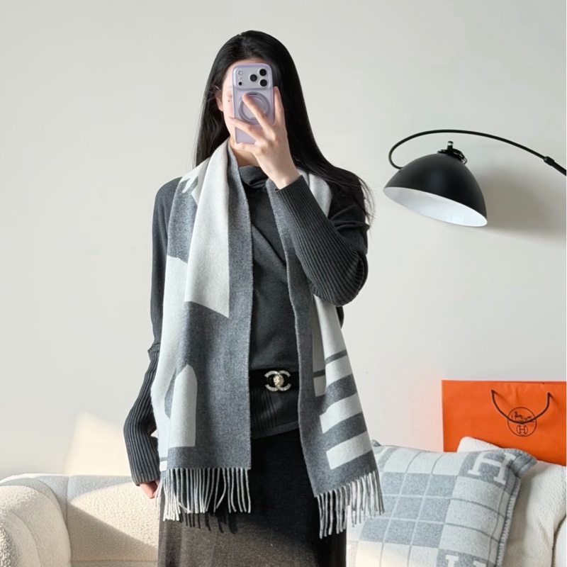 現貨商品 近新商品 閒置品 Hermes 經典馬年必備灰色雙頭馬圍巾-2