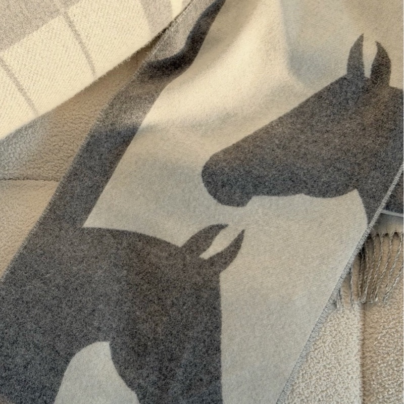 現貨商品 近新商品 閒置品 Hermes 經典馬年必備灰色雙頭馬圍巾-3