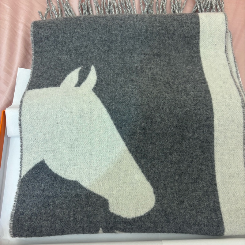 過年必買 現貨商品 近新商品 閒置品 Hermes 經典馬年必備灰色雙頭馬圍巾-5
