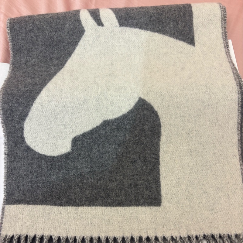 過年必買 現貨商品 近新商品 閒置品 Hermes 經典馬年必備灰色雙頭馬圍巾-6