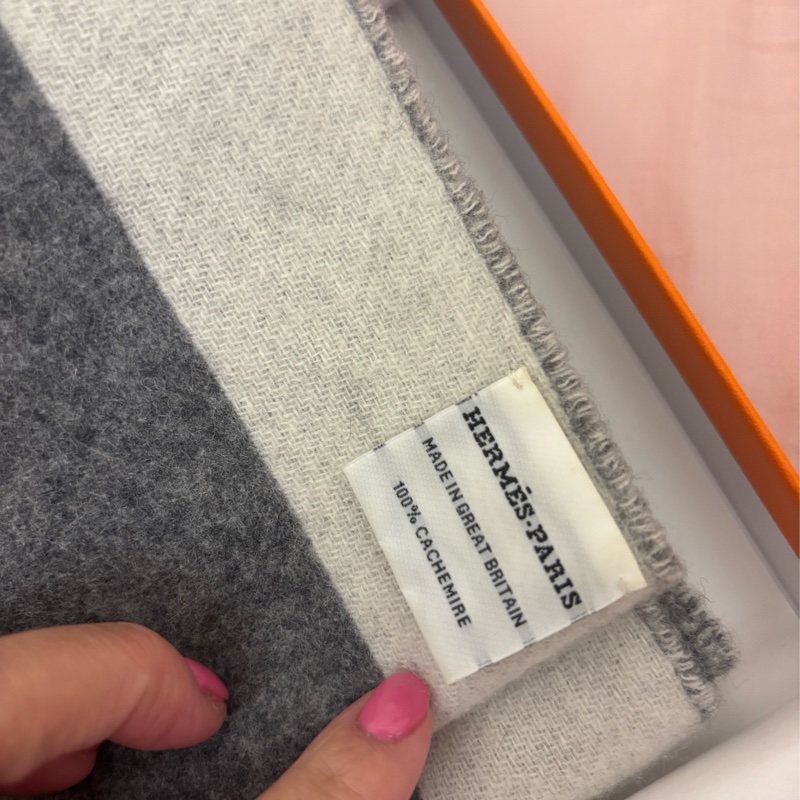 過年必買 現貨商品 近新商品 閒置品 Hermes 經典馬年必備灰色雙頭馬圍巾-7