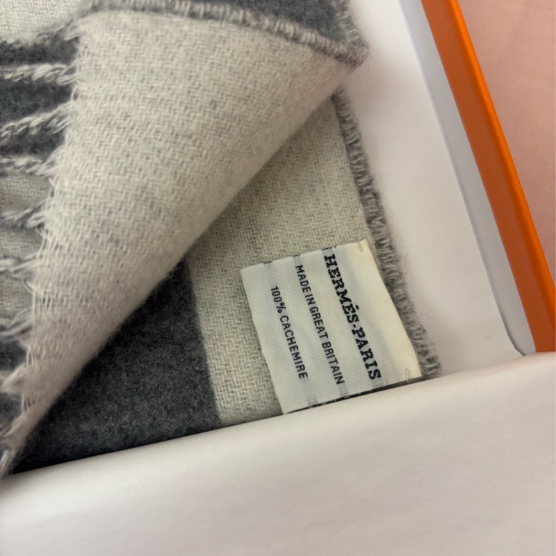 過年必買 現貨商品 近新商品 閒置品 Hermes 經典馬年必備灰色雙頭馬圍巾-9