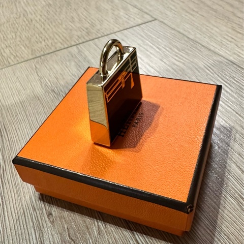 🖤這是一個愛馬仕黑金小可愛🖤Hermès Curiosité Kelly Laque Charm 吊飾