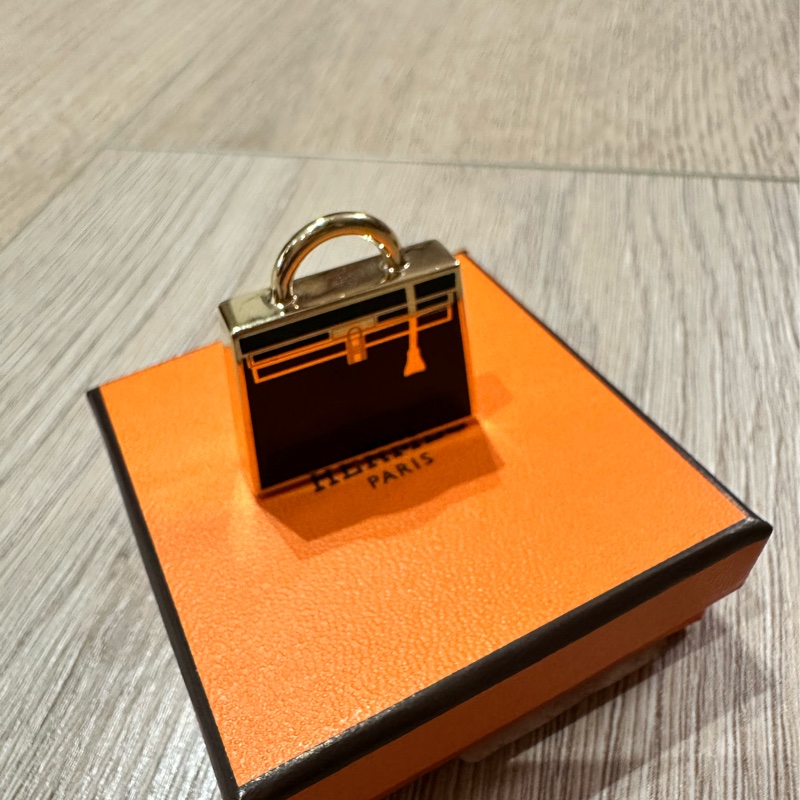 🖤這是一個愛馬仕黑金小可愛🖤Hermès Curiosité Kelly Laque Charm 吊飾-1