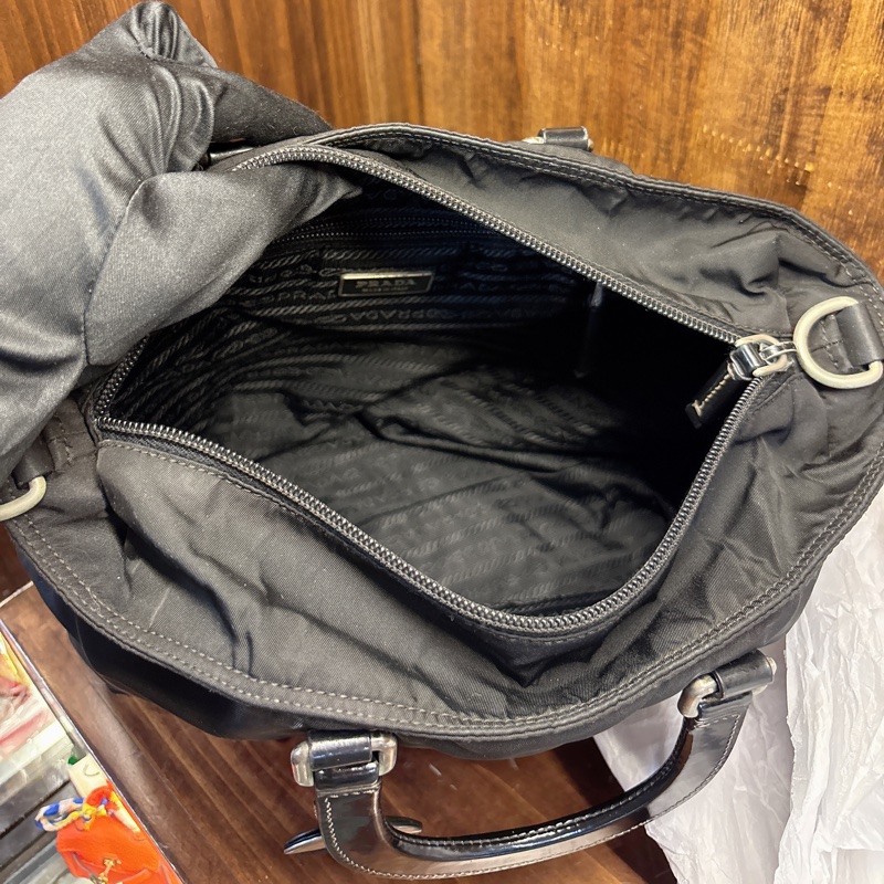 Prada 黑色尼龍手提包-6